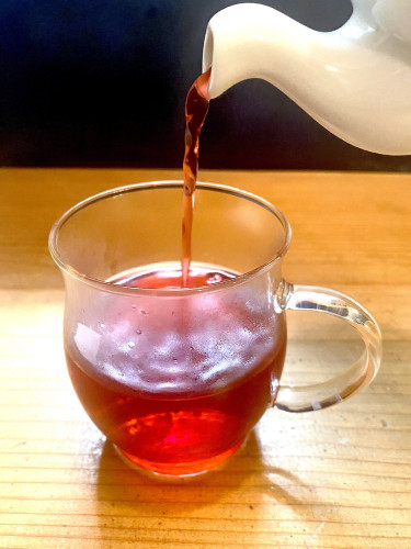 カップへ注がれる紅茶。喫茶メニューのひととき