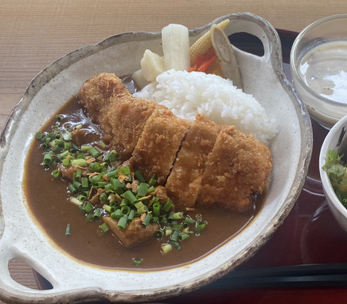 はまぽーくのローストンカツをのせた濱カツカレー