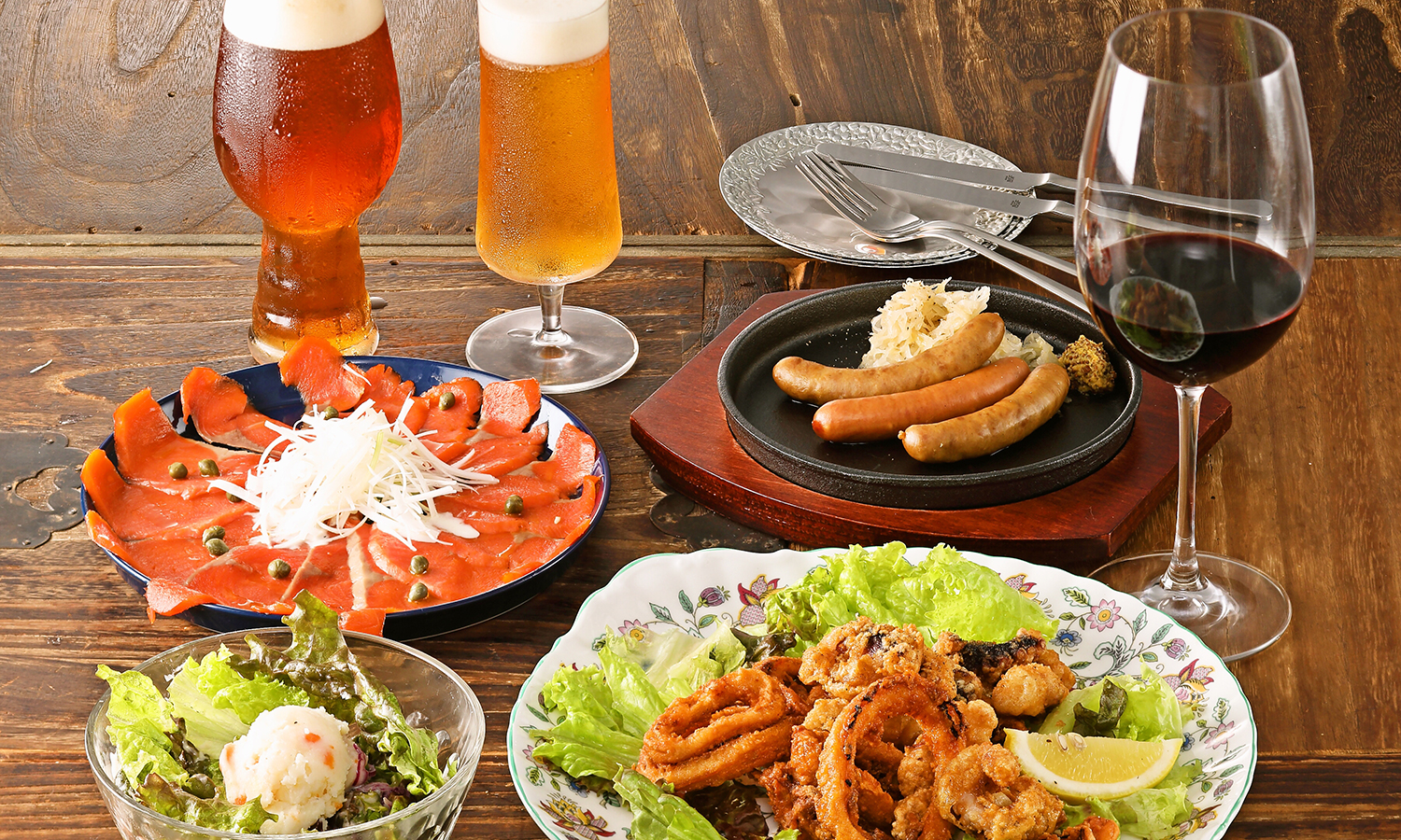 樽生ビールやワインと料理を囲むテーブル